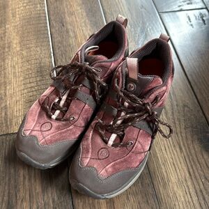 Merrell Vibram burgundy‎ hiking low top Shoes Size 8.5